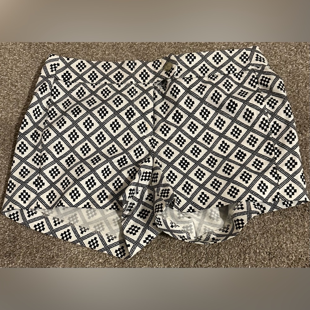 J. CREW stretch size 2 Stylish Geometric Black and White Shorts. NWOT.